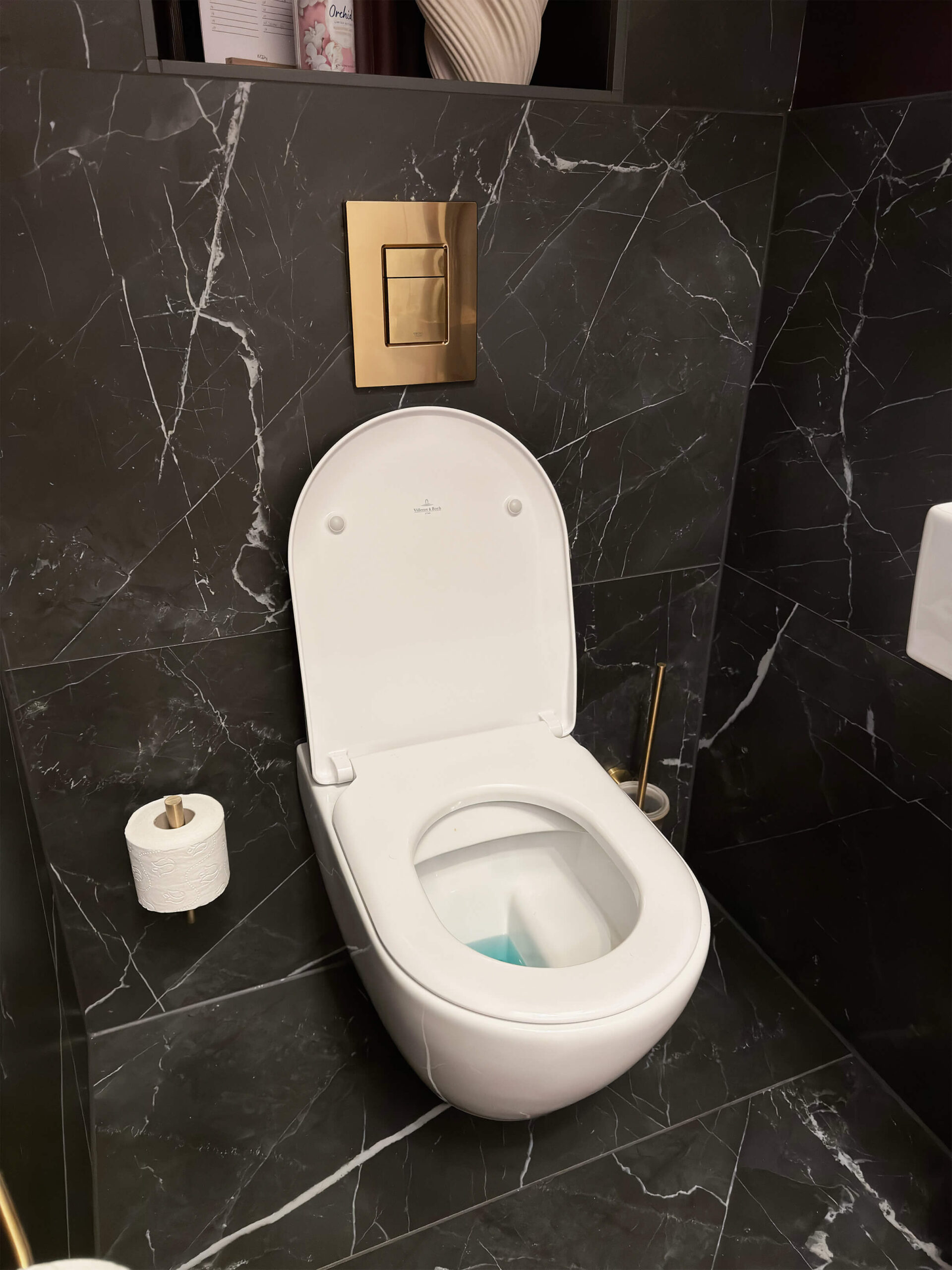 Sanitair badkamer toilet afgemonteerd